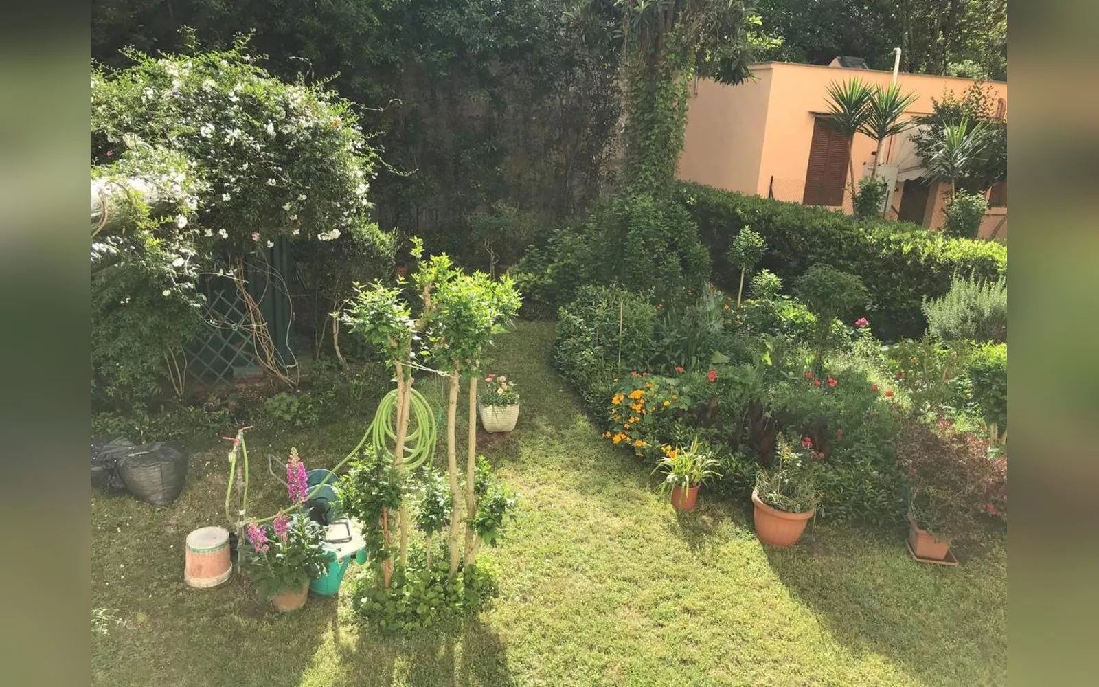 Il giardino fiorito condominiale accessibile dall'appartamento
